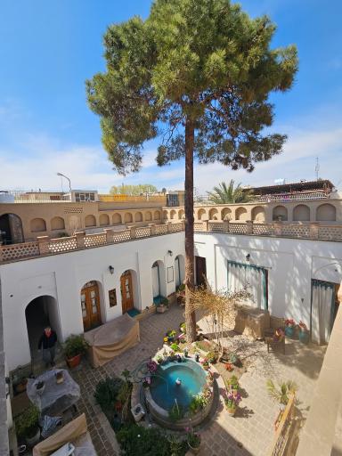 عکس عمارت قاجاری ماه گرفته