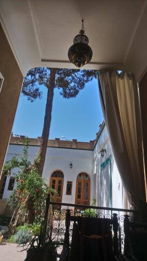 عکس عمارت قاجاری ماه گرفته