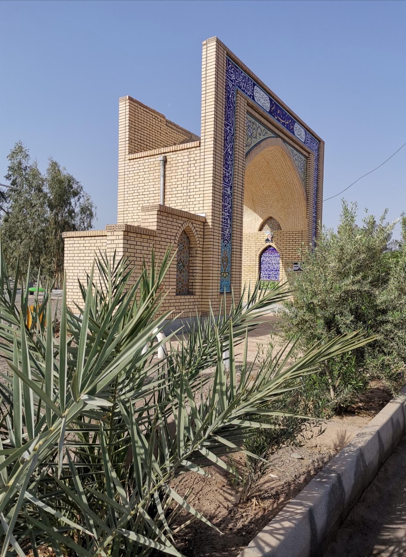 عکس آرامستان بزرگ زواره