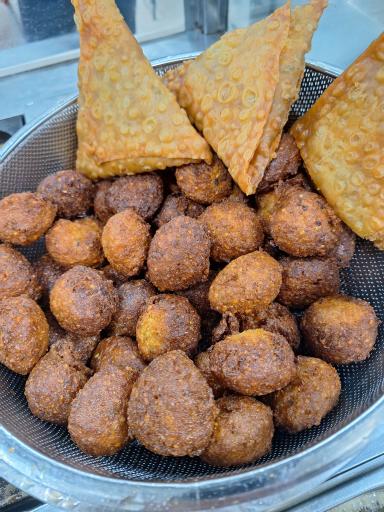 عکس ساندویج‌ و فلافل‌ دولپی‌ دایی جون