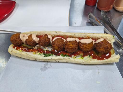 عکس ساندویج‌ و فلافل‌ دولپی‌ دایی جون