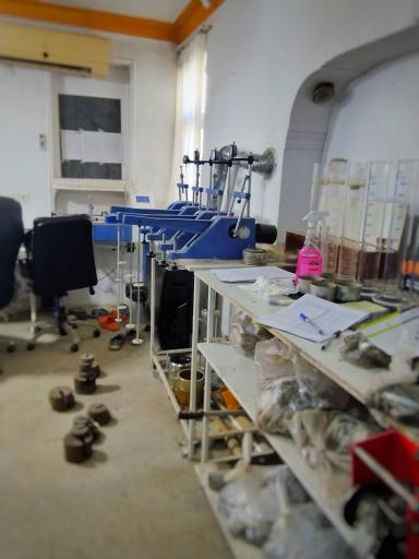 عکس آزمایشگاه بتن و خاک نیارش