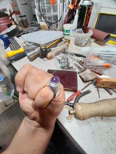 عکس کارگاه‌ انگشترسازی و گوهر تراشی امیر 