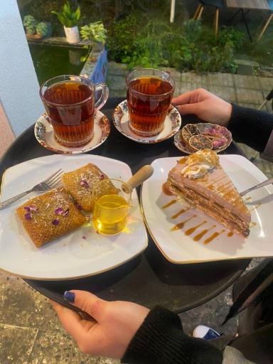 عکس کافه گیل ماه