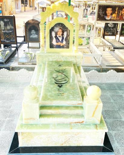 عکس سنگ مزار مهرگان 