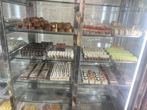 عکس شیرینی سرای وارنی