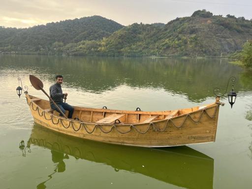 عکس قایق سواری چوبی سنتی تالاب استیل