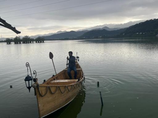 عکس قایق سواری چوبی سنتی تالاب استیل