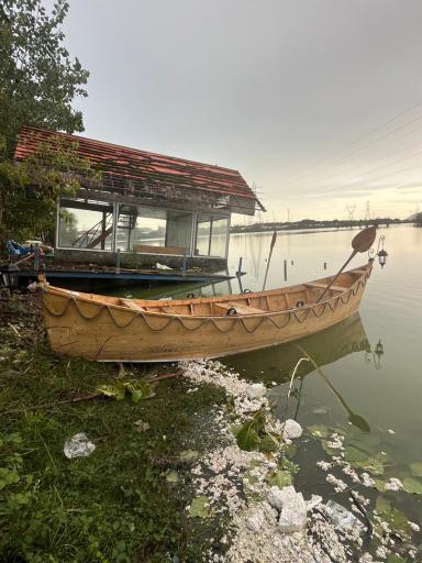 عکس قایق سواری چوبی سنتی تالاب استیل