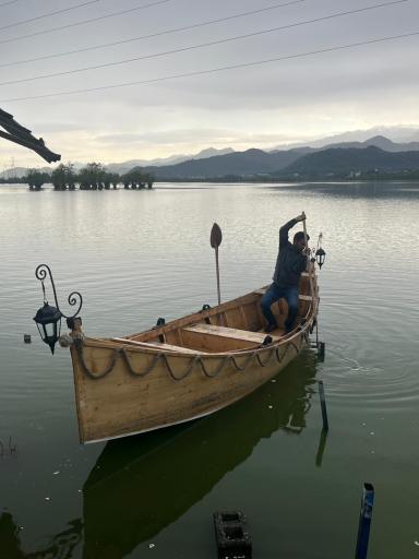 عکس قایق سواری چوبی سنتی تالاب استیل