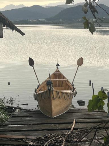 عکس قایق سواری چوبی سنتی تالاب استیل