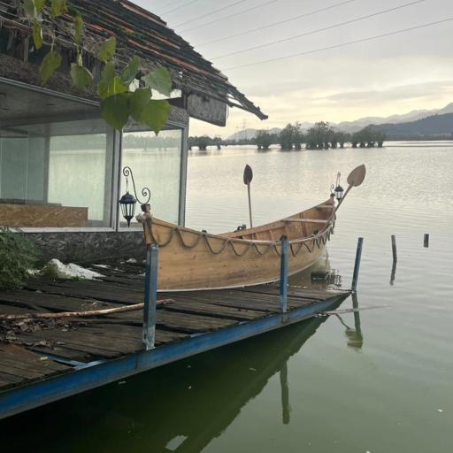 عکس قایق سواری چوبی سنتی تالاب استیل