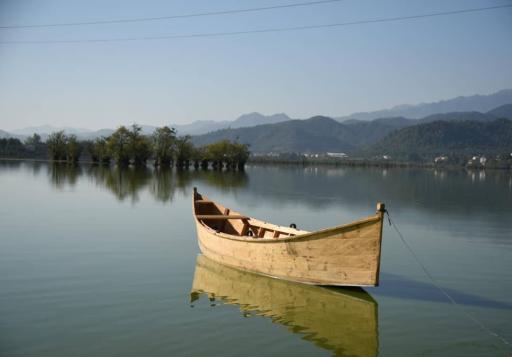 عکس قایق سواری چوبی سنتی تالاب استیل