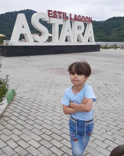 عکس قایق سواری چوبی سنتی تالاب استیل