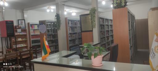 عکس کتابخانه شادروان فرزانه گلدانی