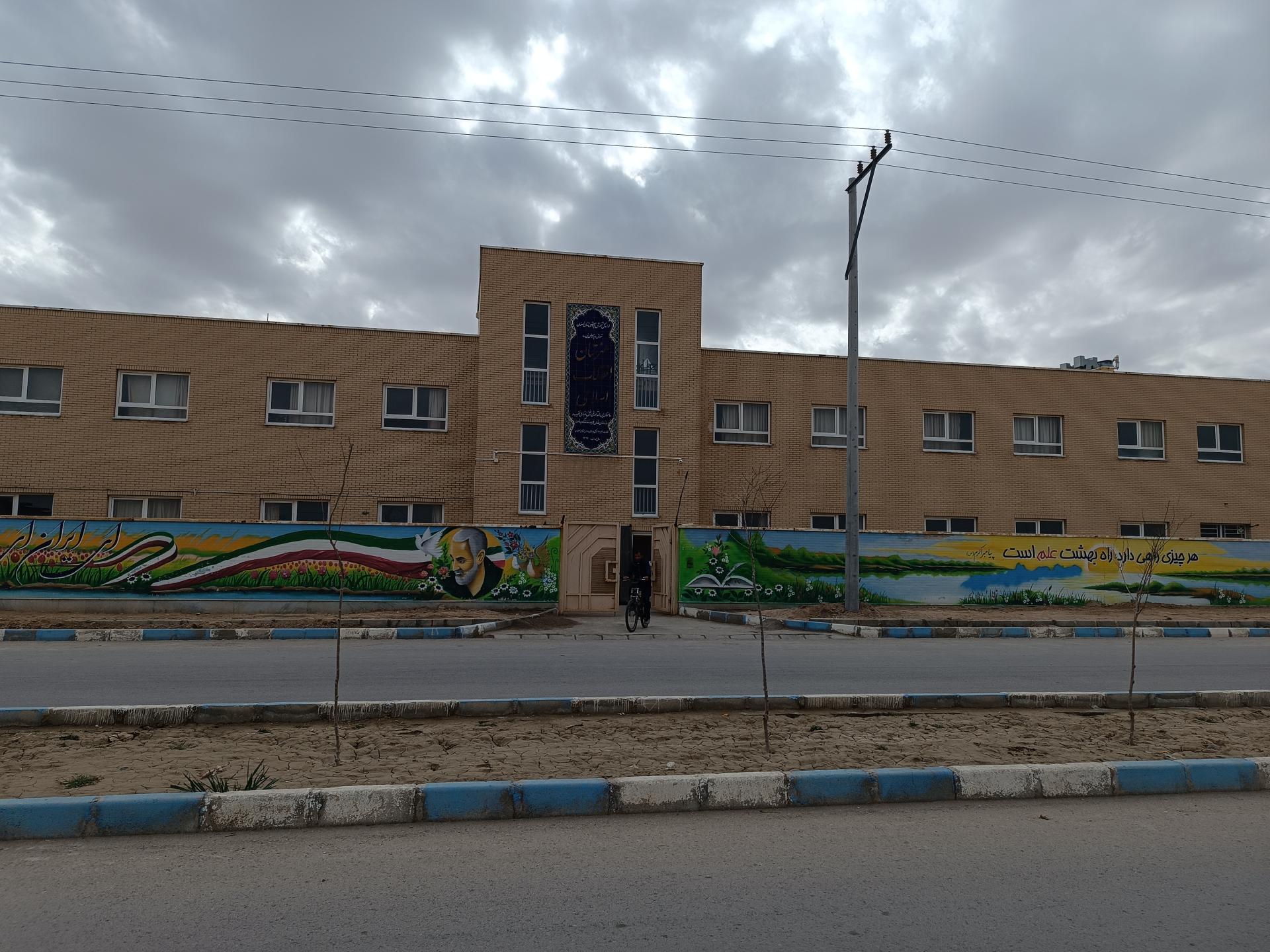 عکس هنرستان کاردانش انقلاب اسلامی ورزنه