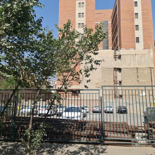 عکس پارکینگ اساتید دانشگاه امیرکبیر