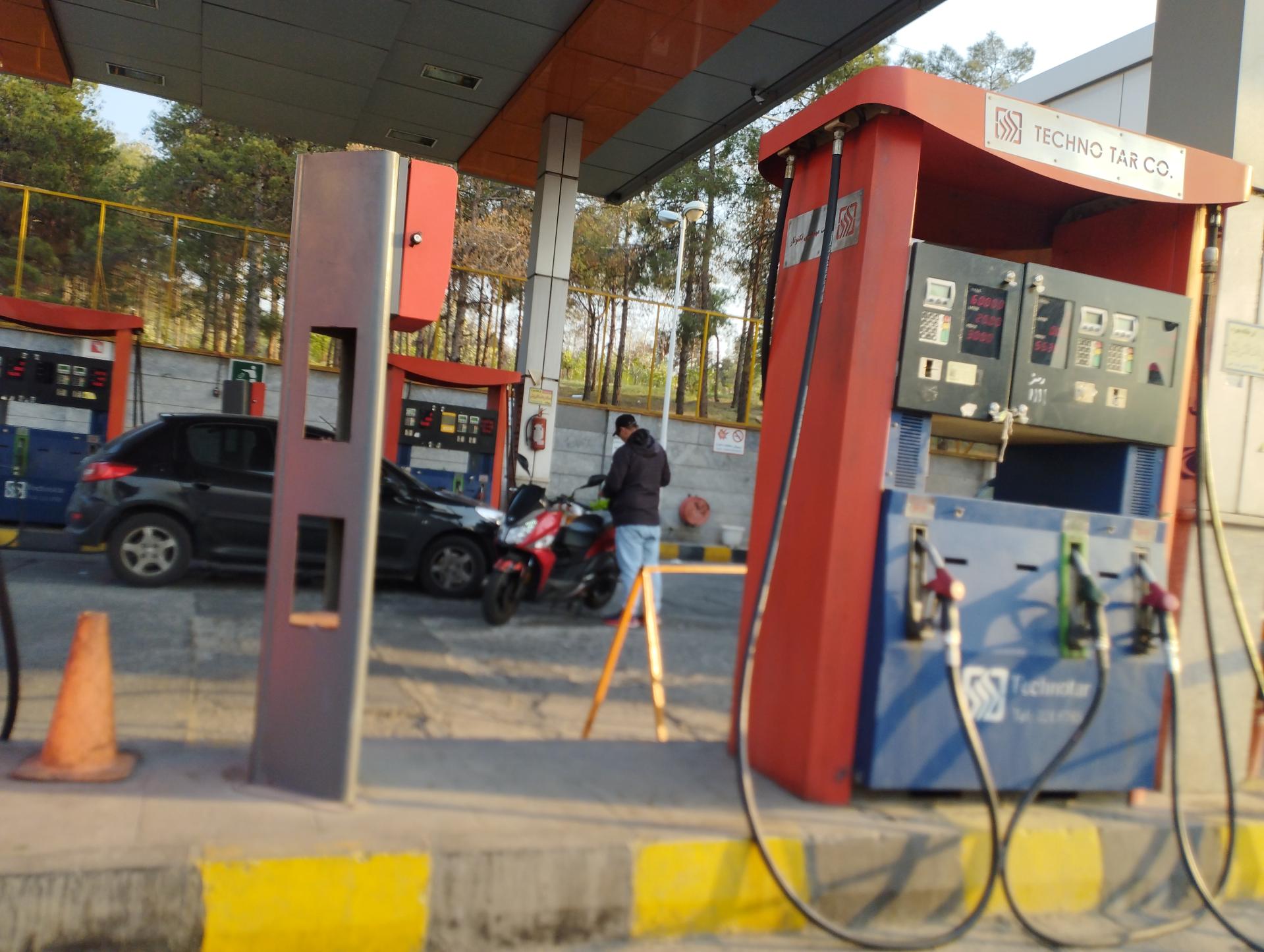 عکس پمپ بنزین یاسینی 211