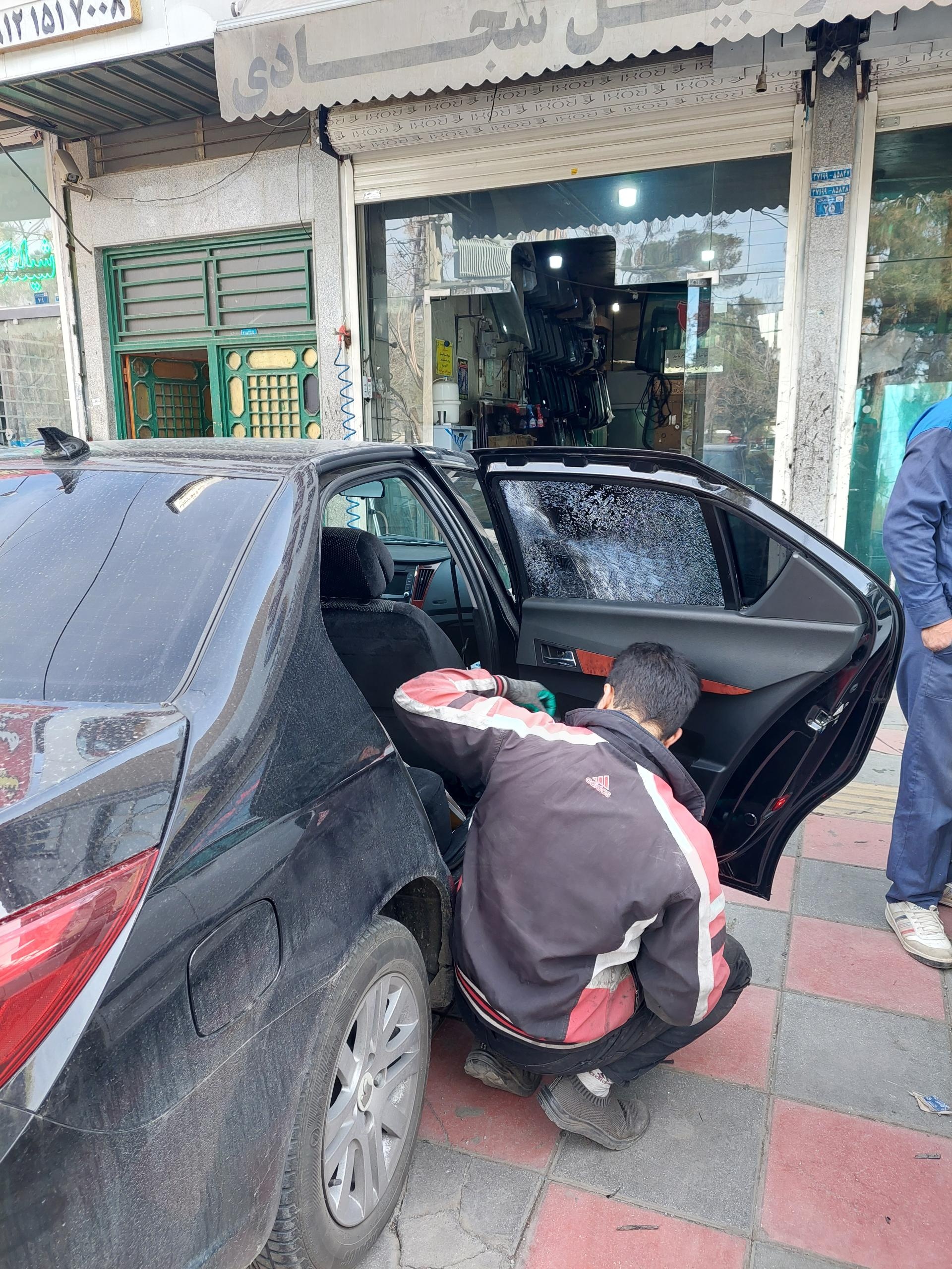 عکس شیشه اتومبیل سجادی