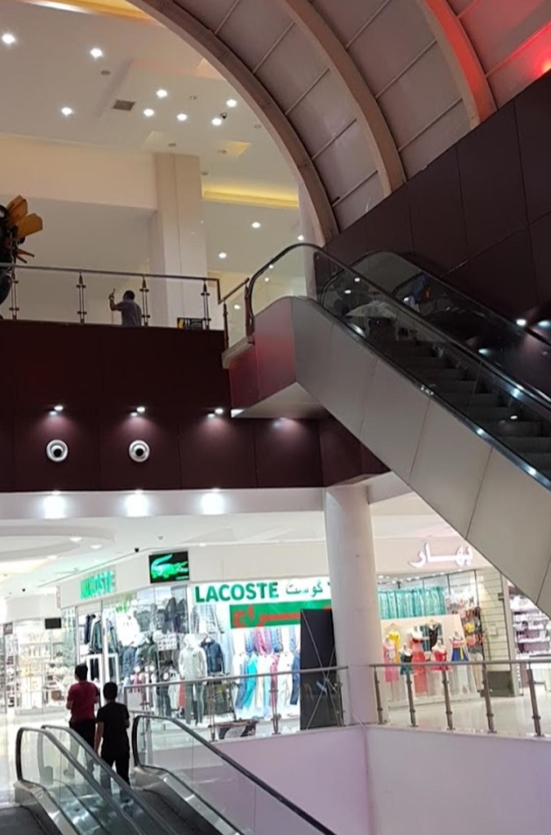 عکس فروشگاه لباس لاکوست 