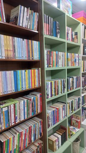 عکس کتابفروشی زمستان