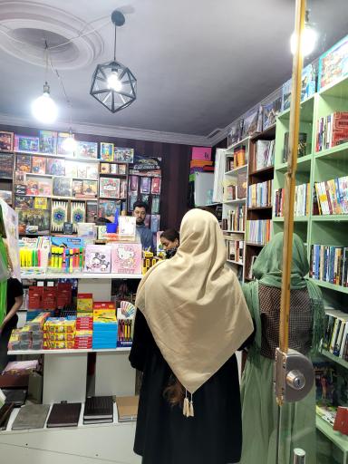 عکس کتابفروشی زمستان