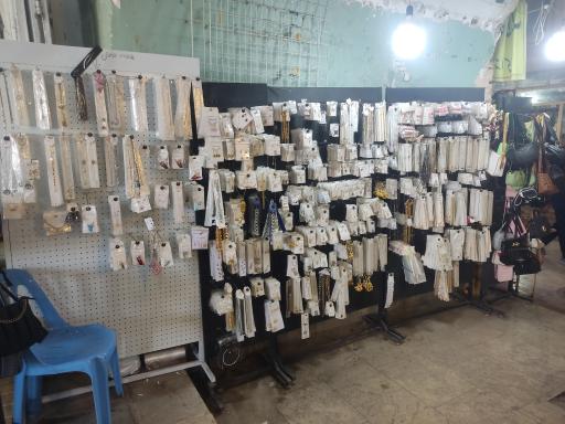 عکس حراجی آرایشی بدلیجات و کیف