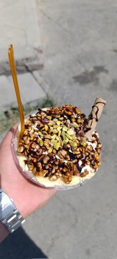 عکس آبمیوه و بستنی مرد هویجی