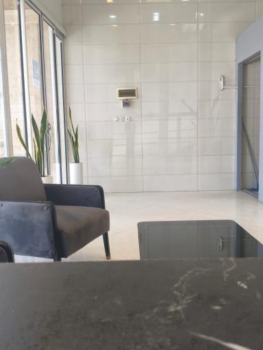 عکس مشاورین املاک آیریا