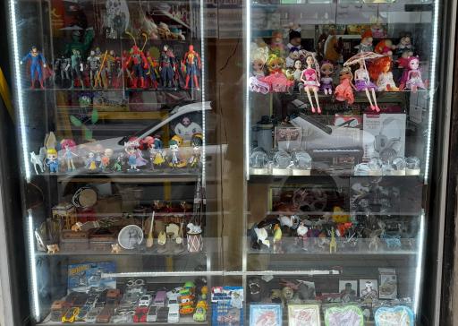 عکس اسباب بازی فروشی رها