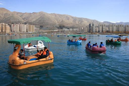 قایق‌سواری در دریاچه مصنوعی چیتگر | دیجی چارتر