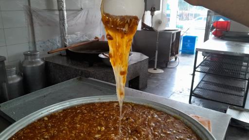 عکس حلوا مسقطی  سنتی لاری ضیافت