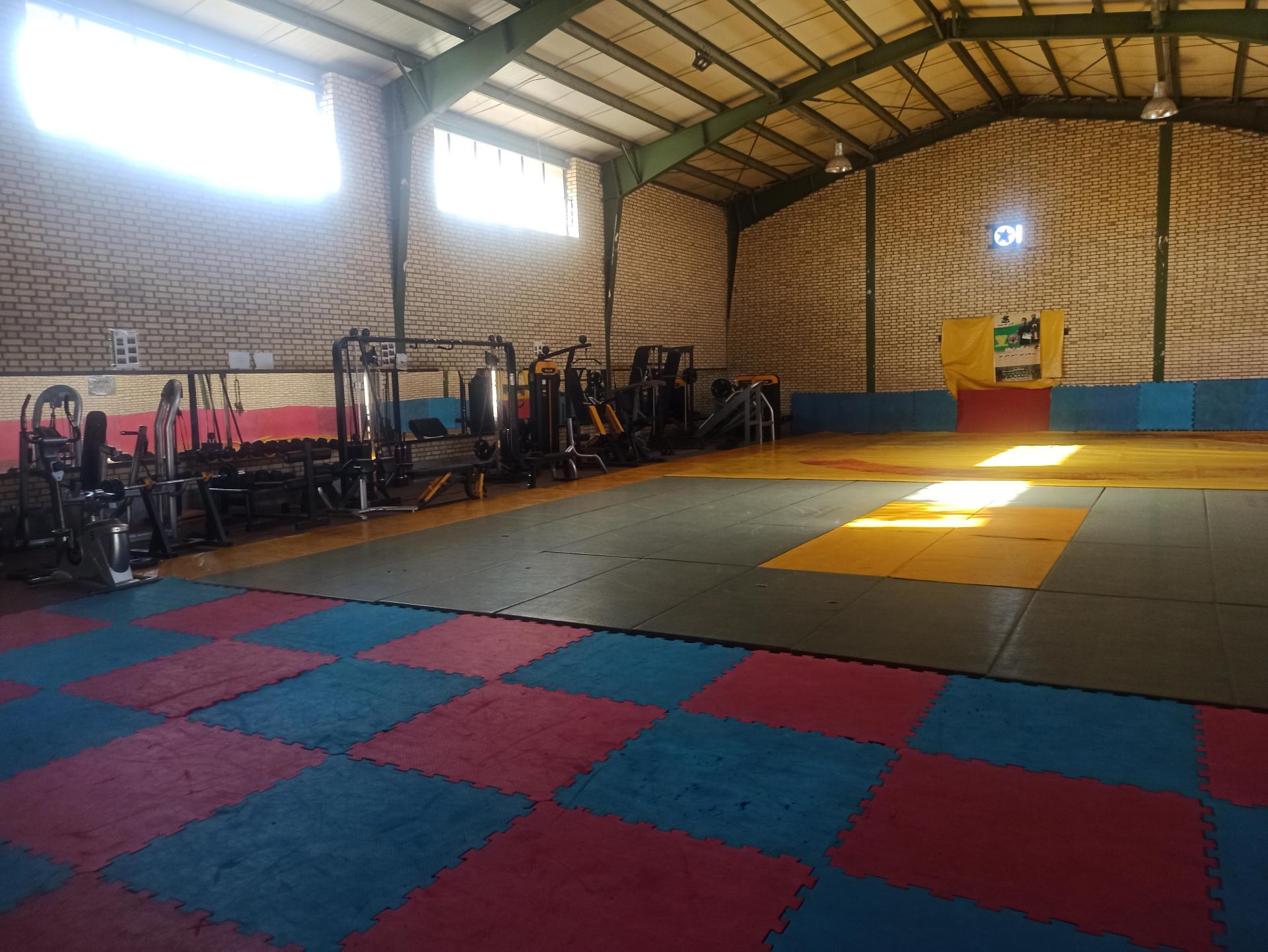 عکس سالن بدنسازی مجموعه ورزشی