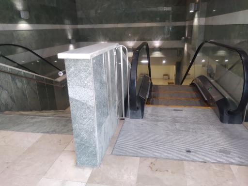 عکس سرویس بهداشتی (زیرزمین، دارای آسانسور و پله برقی)