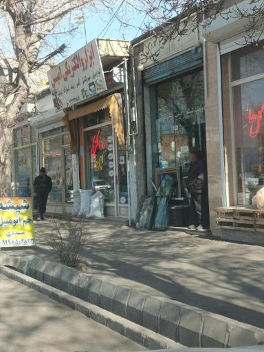 شیشه خم اتومبیل مددی