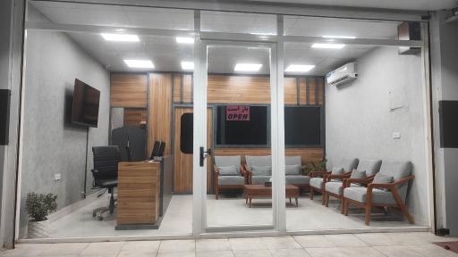عکس مشاور املاک قصر زیبا