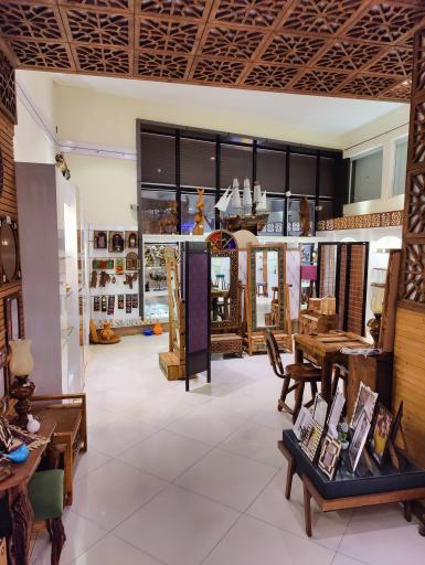 عکس مرکز خرید بین‌المللی صنایع دستی و دکوراسیون شرق آسیا