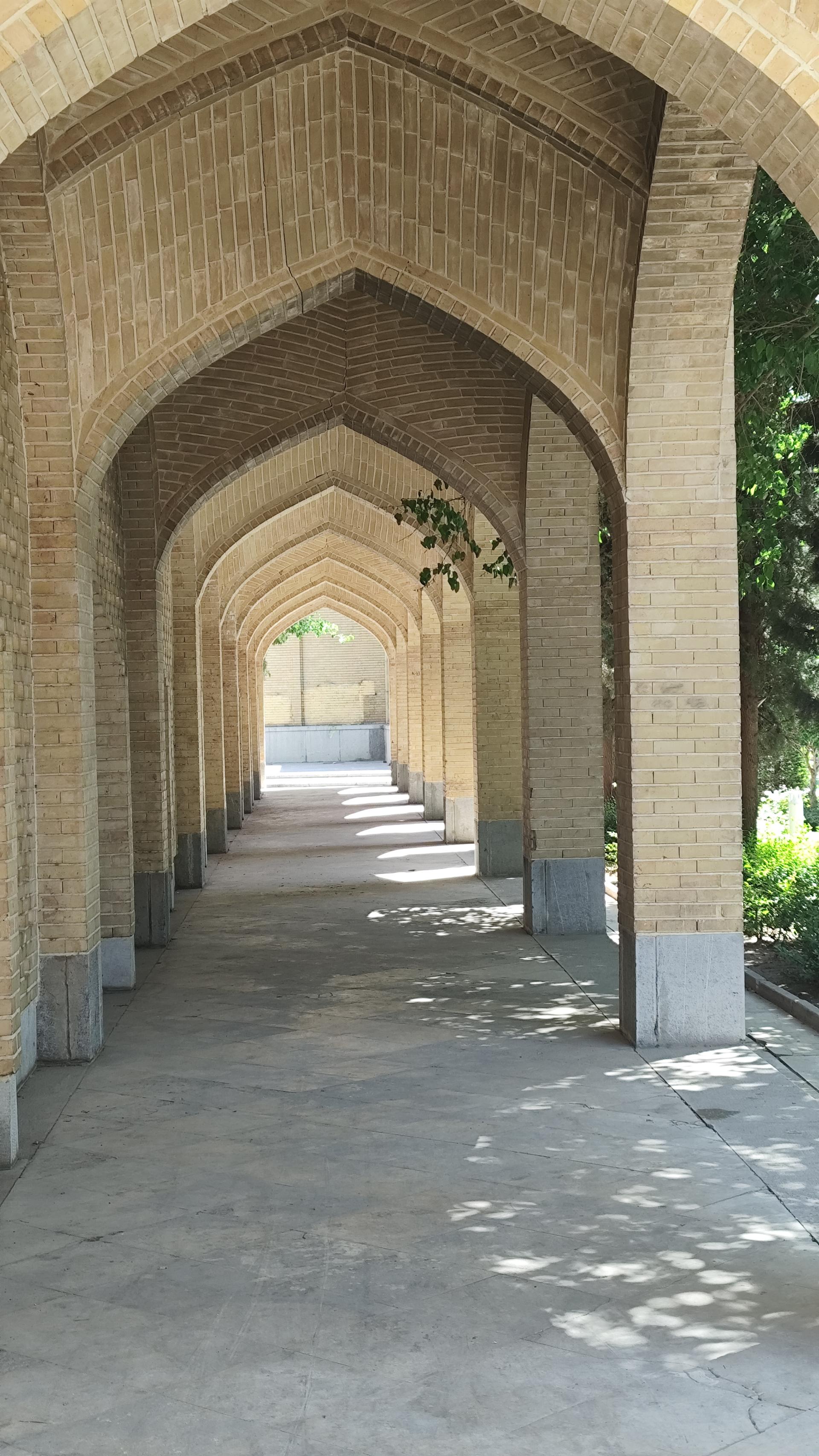 عکس آرامگاه صائب تبریزی