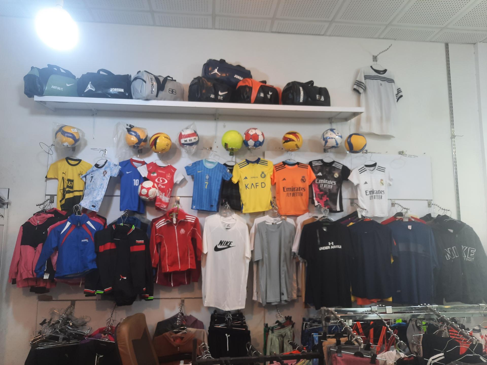 عکس پوشاک و لوازم ورزشی آدیداس