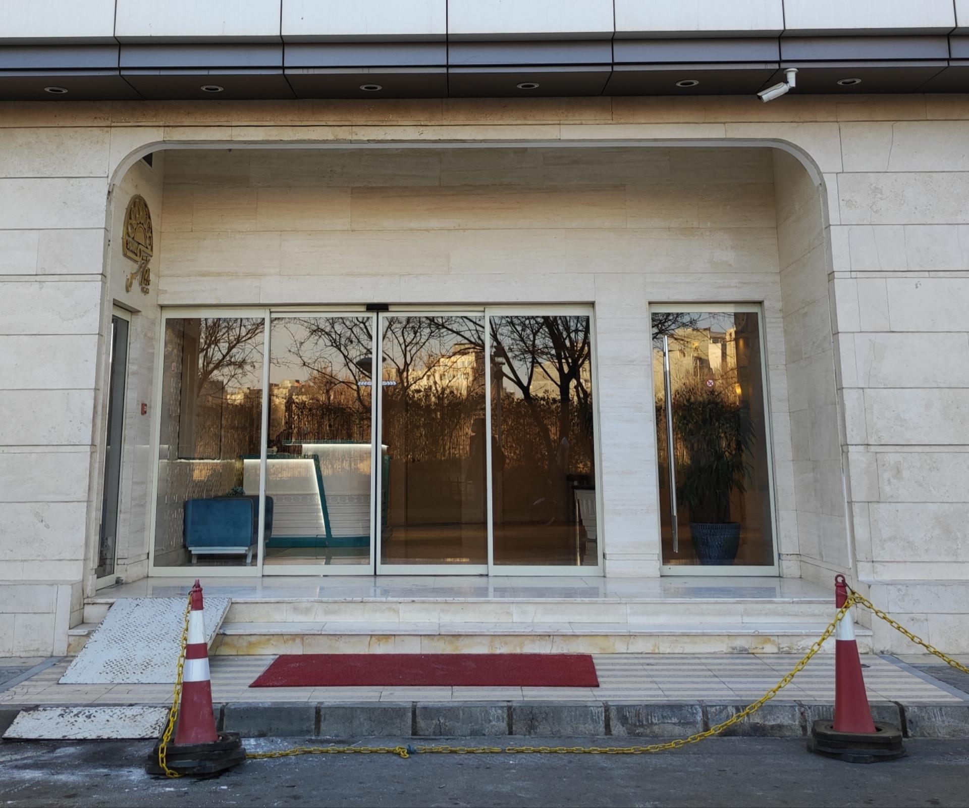 عکس ورودی طبقات اداری مجتمع مروارید گوهرشاد