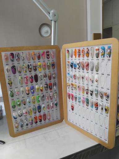 عکس مرکز تخصصی کاشت ناخن آیدا