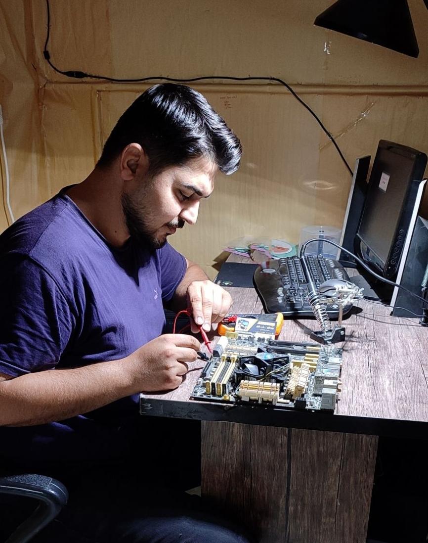 عکس تعمیرات کامپیوتر امید باب