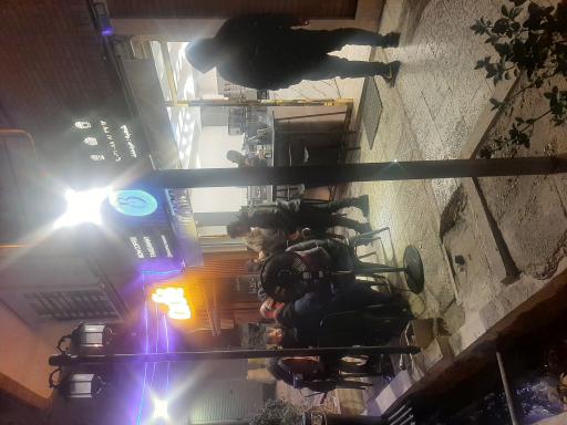 عکس بن کافی شعبه خردمند