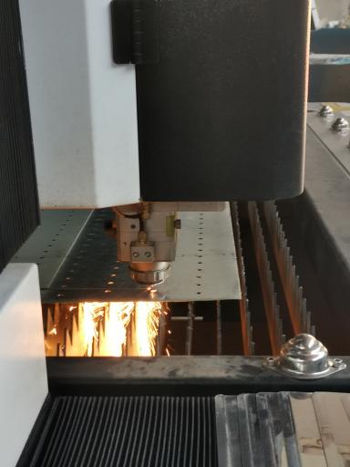 عکس ایلیا صنعت - برش CNC فلزات