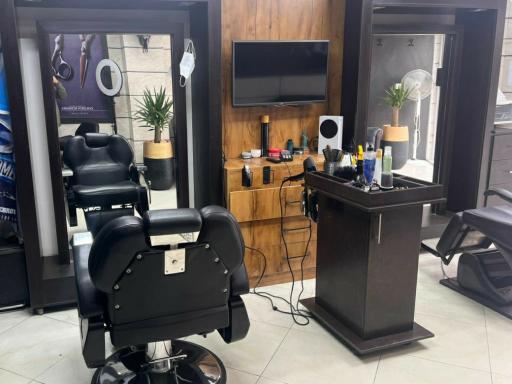 عکس آرایشگاه مردانه قیچی طلایی