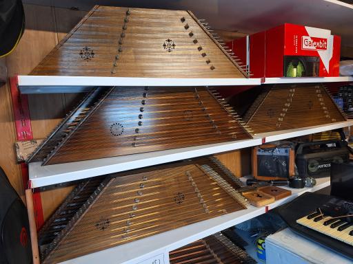 عکس فروشگاه و گالری موسیقی استاد بنان