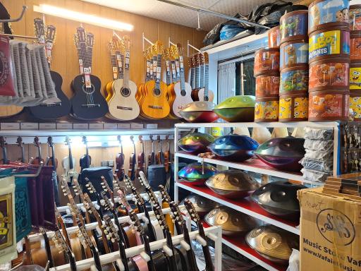 عکس فروشگاه و گالری موسیقی استاد بنان