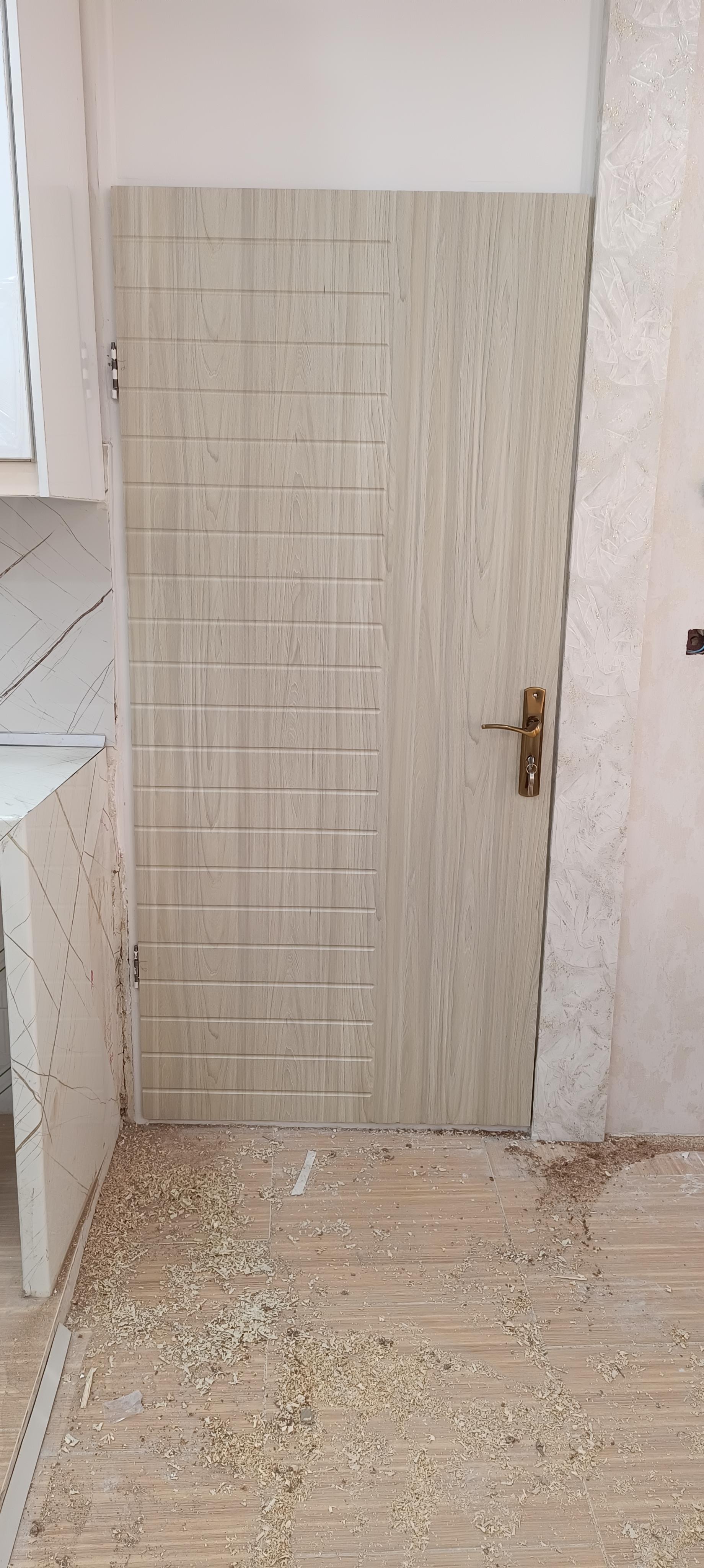 عکس بهرام نصاب نصب درب‌های چوبی و داخلی