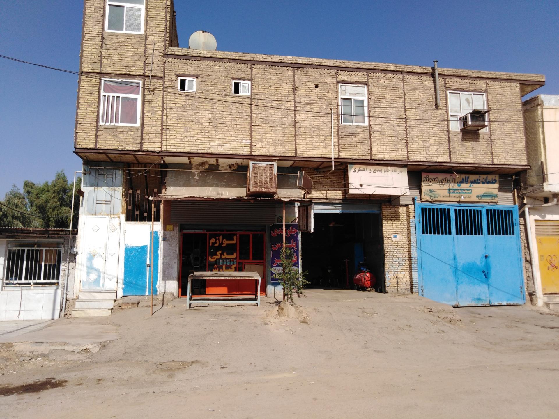 عکس تعمیرگاه جلوبندی و اهنگری و لوازم یدکی شیشه گرزاده