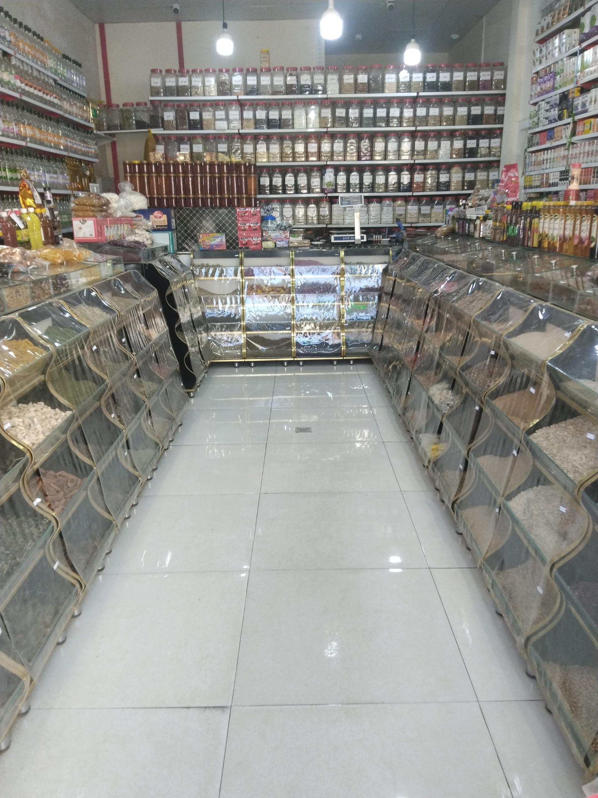 عکس عطاری و گیاهان دارویی باغ بهشت